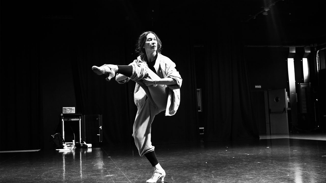 Hoy Helena Martín empieza su residencia creativa en el Centro Coreográfico María Pagés, con su proyecto más intimo“ CARNE DE PERRO”